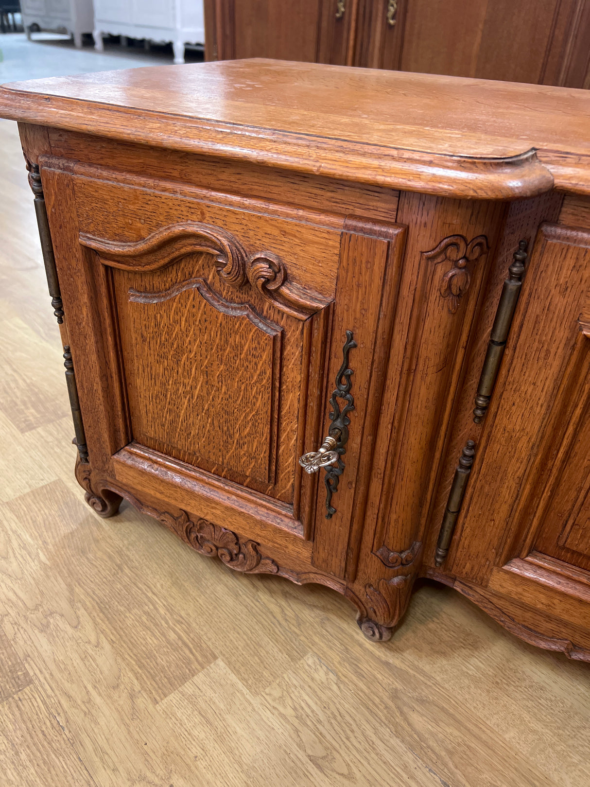 Gorgeous solid oak rococo sideboard / TV stand. W. 144cm, D. 40cm and H. 42.5cm
