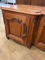 Gorgeous solid oak rococo sideboard / TV stand. W. 144cm, D. 40cm and H. 42.5cm