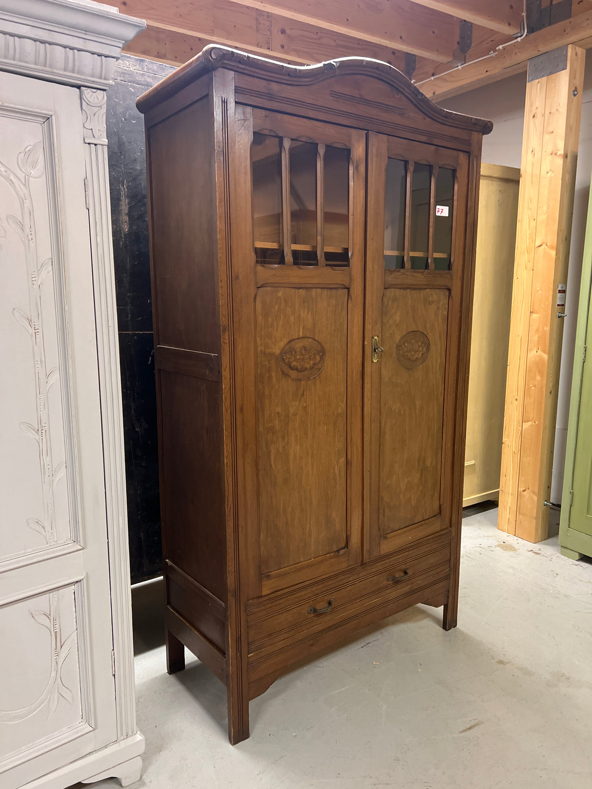 Jugend vitriinikaappi L. 105cm, S. 44cm ja K. 187,5cm