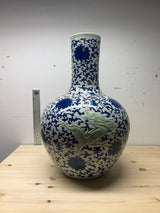 Todella upea käsinmaalattu, pullomalli 52cm korkea ja 35cm halk.