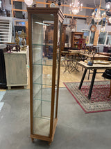 Vitriinikaappi L. 44cm, S. 30,5cm ja K. 160,5cm