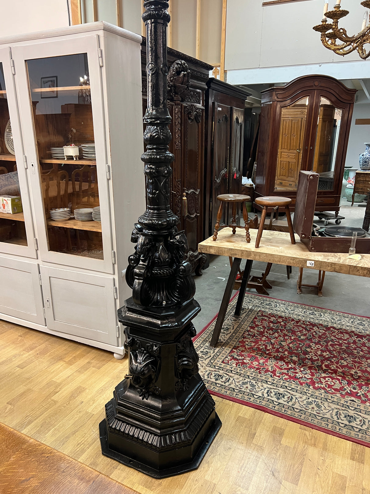 Lyhtypylväs (valurautaa) K. 300cm ja halk. n. 135cm.