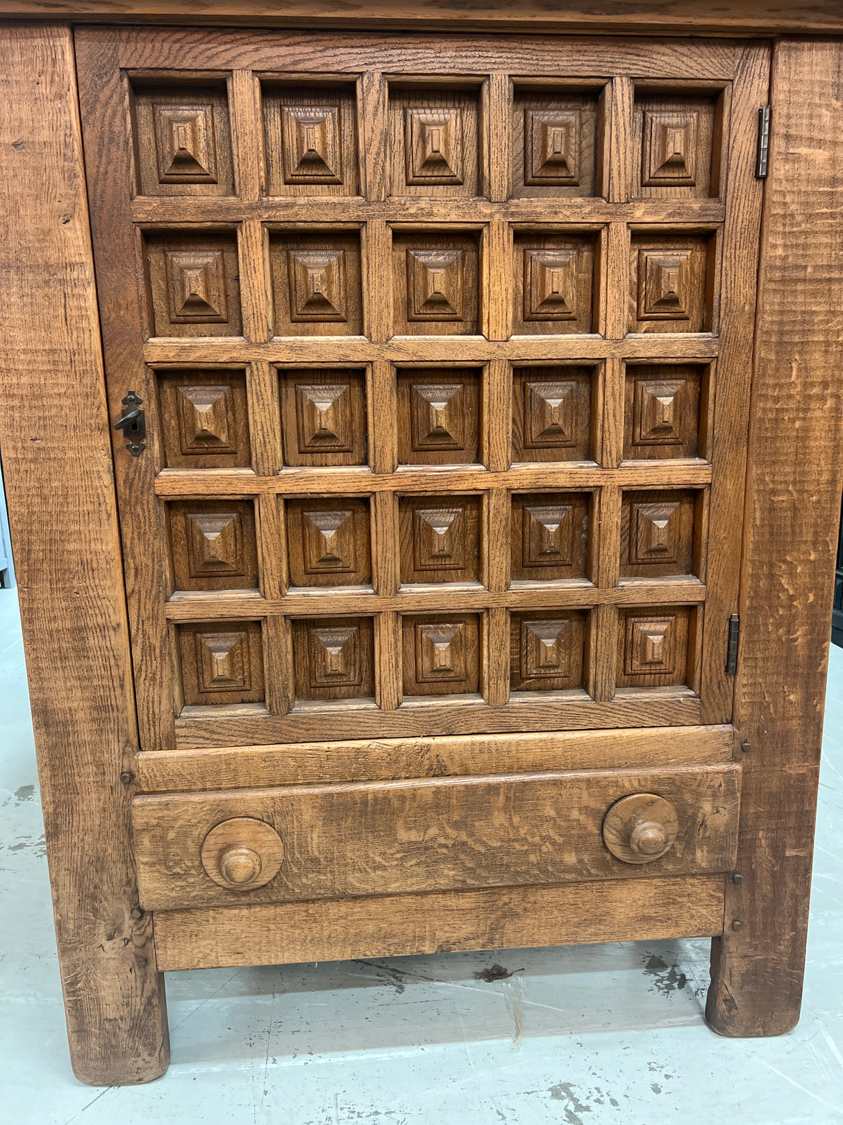 Massiivi tamminen ”pankkiiri kaappi” L. 111,5cm, S. 51cm ja K. 133cm