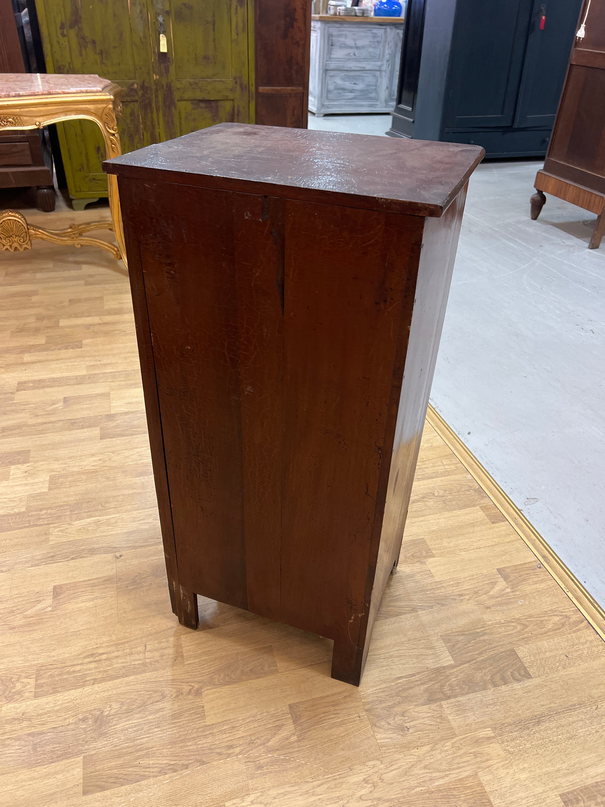 Talonpoikais lipasto L. 42,5cm, S. 32,5cm ja K. 89,5cm