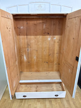 Upea valkoinen vaatekaappi L.117cm, S.45.5cm, K.198cm