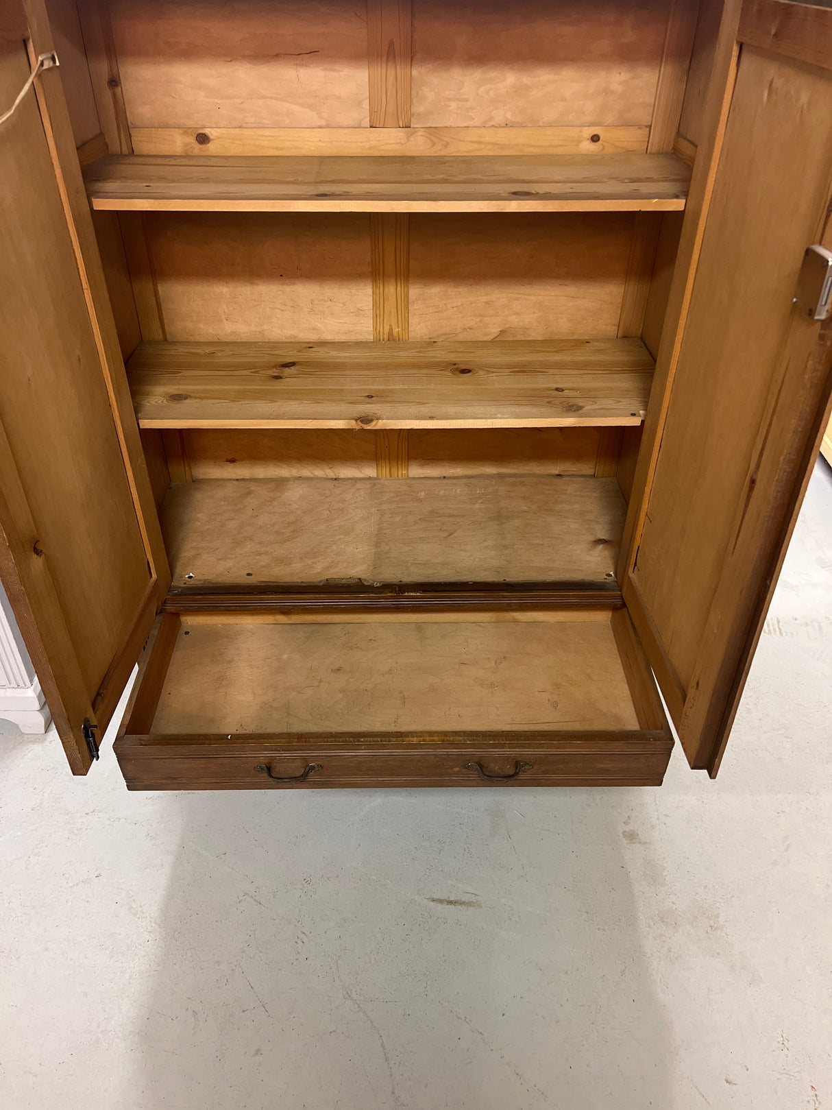 Jugend vitriinikaappi L. 105cm, S. 44cm ja K. 187,5cm