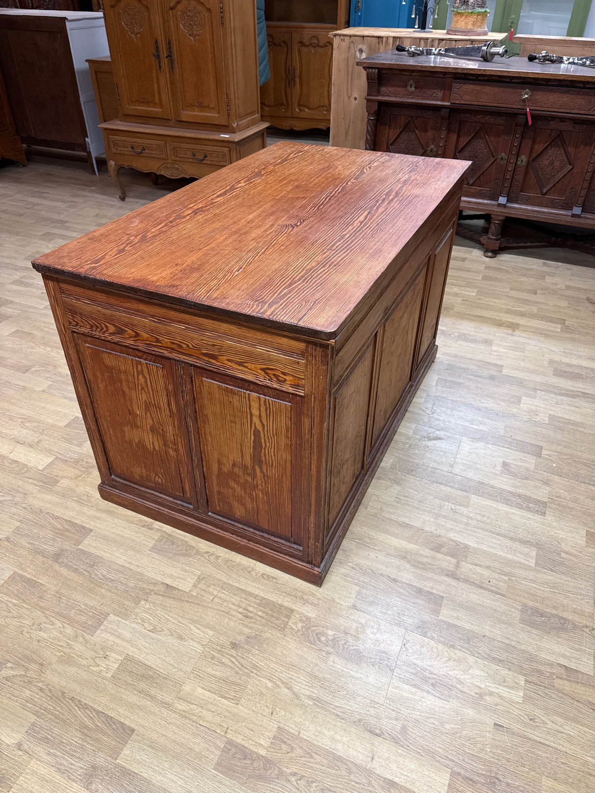 Kirjoituspöytä L.123.5cm, S.71cm, K.76.5cm