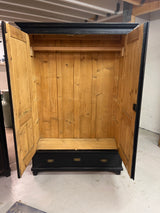 Tyylikäs massiivipuu vaatekaappi L. 128cm, S. 45cm ja K. 185cm