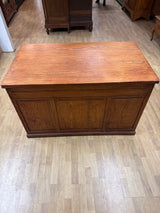 Kirjoituspöytä L.123.5cm, S.71cm, K.76.5cm