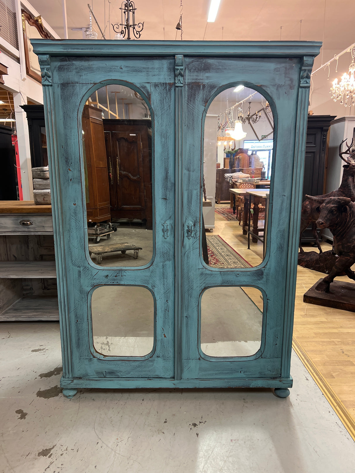 Hieno patinoitunut vaatekaappi peili ovilla. L. 121cm, S. 50cm ja K. 168,5cm