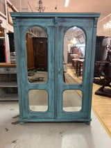 Hieno patinoitunut vaatekaappi peili ovilla. L. 121cm, S. 50cm ja K. 168,5cm