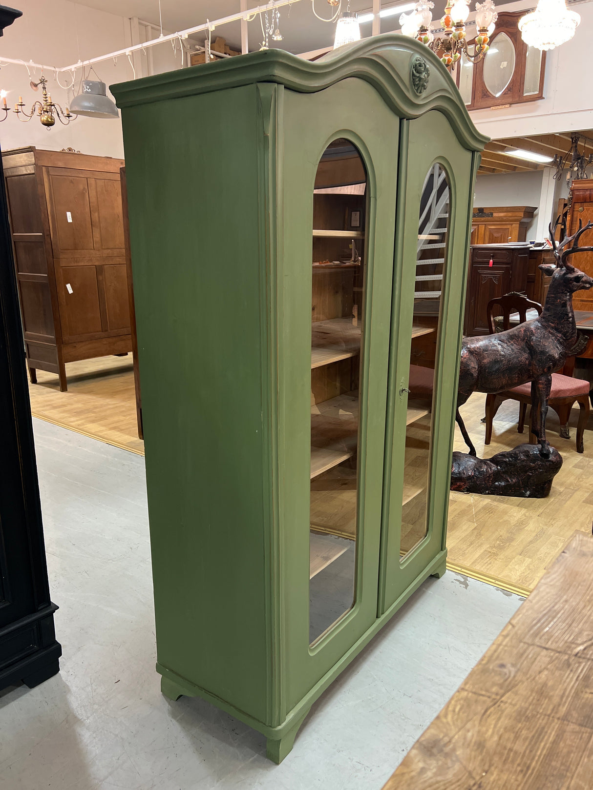 Kaunis vitriinikaappi L.126cm, S. 50cm ja K. 188cm.