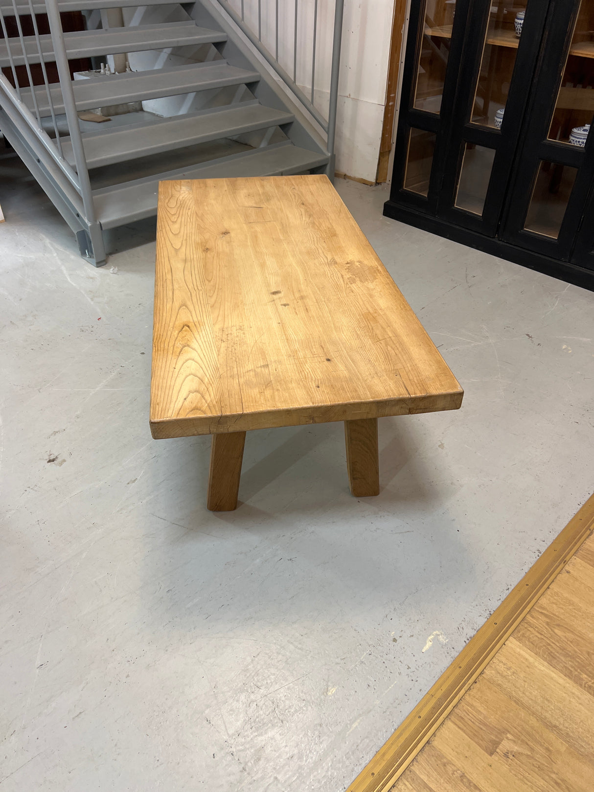 Massiivinen sohvapöytä pit. 143,5cm, S. 66,5cm ja K. 50cm