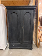 Patina musta vaatekaappi. L. 118cm, S. 54cm ja K. 184,5cm.