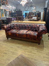 Chesterfield sohva 3-Istuttava L. 220cm, S. N.100cm ja K. 76cm.