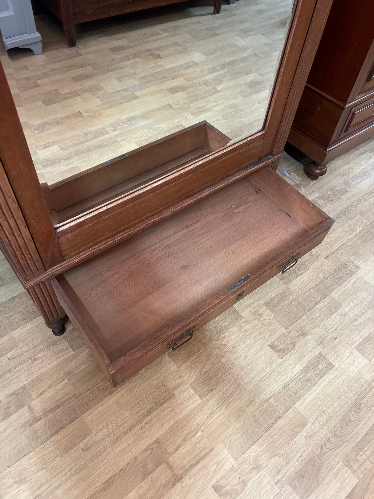 Upea yksiovinen jugend vaatekaappi L. 111cm, S. 60cm ja K. 222cm.