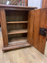 Huikea tammikaappi L. 82,5cm, S. 50cm ja K. 99,5cm