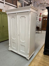 Kaunis patinavalkoinen vaatekaappi L. 117cm, S. 57,5cm ja K. 182,5cm
