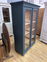 Kaunis vitriinikaappi. L. 112,5cm, S. 47cm ja K. 175cm