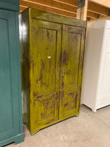 Hieno patinoitunut vaatekaappi L. 111cm, S. 45cm ja K. 187cm.