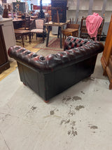 Upea chesterfield tyylinen pieni sohva L. 150cm, S. 85cm ja K. 72cm ja istuma korkeus 41cm