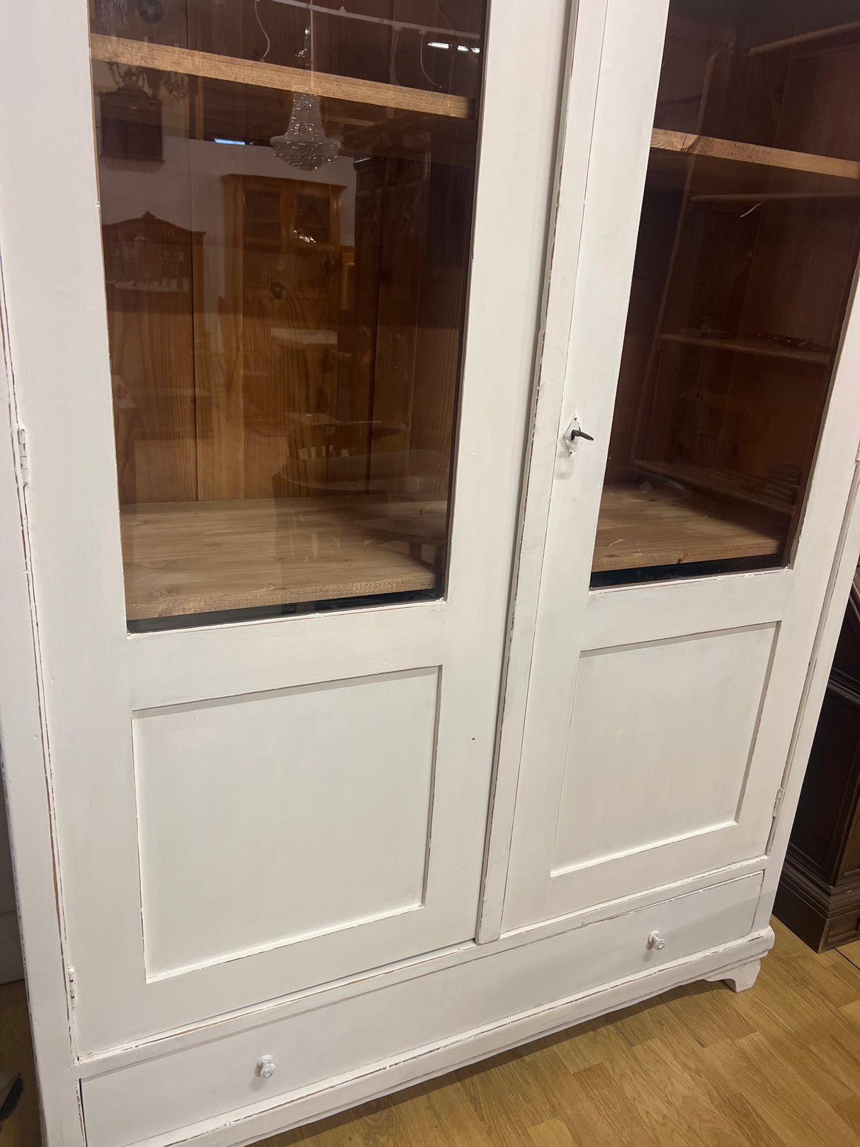 Valkoinen vitriinikaappi L. 132,5cm, S. 51cm ja K. 198cm.