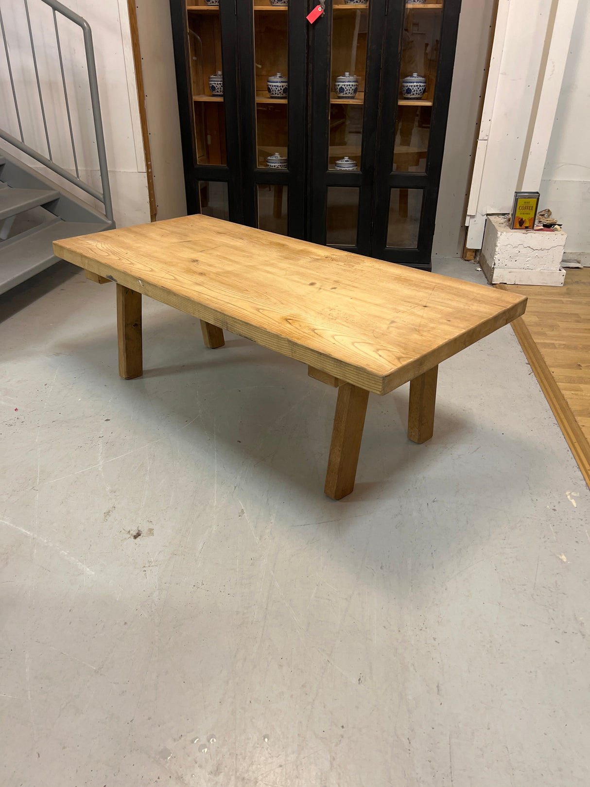 Massiivinen sohvapöytä pit. 143,5cm, S. 66,5cm ja K. 50cm