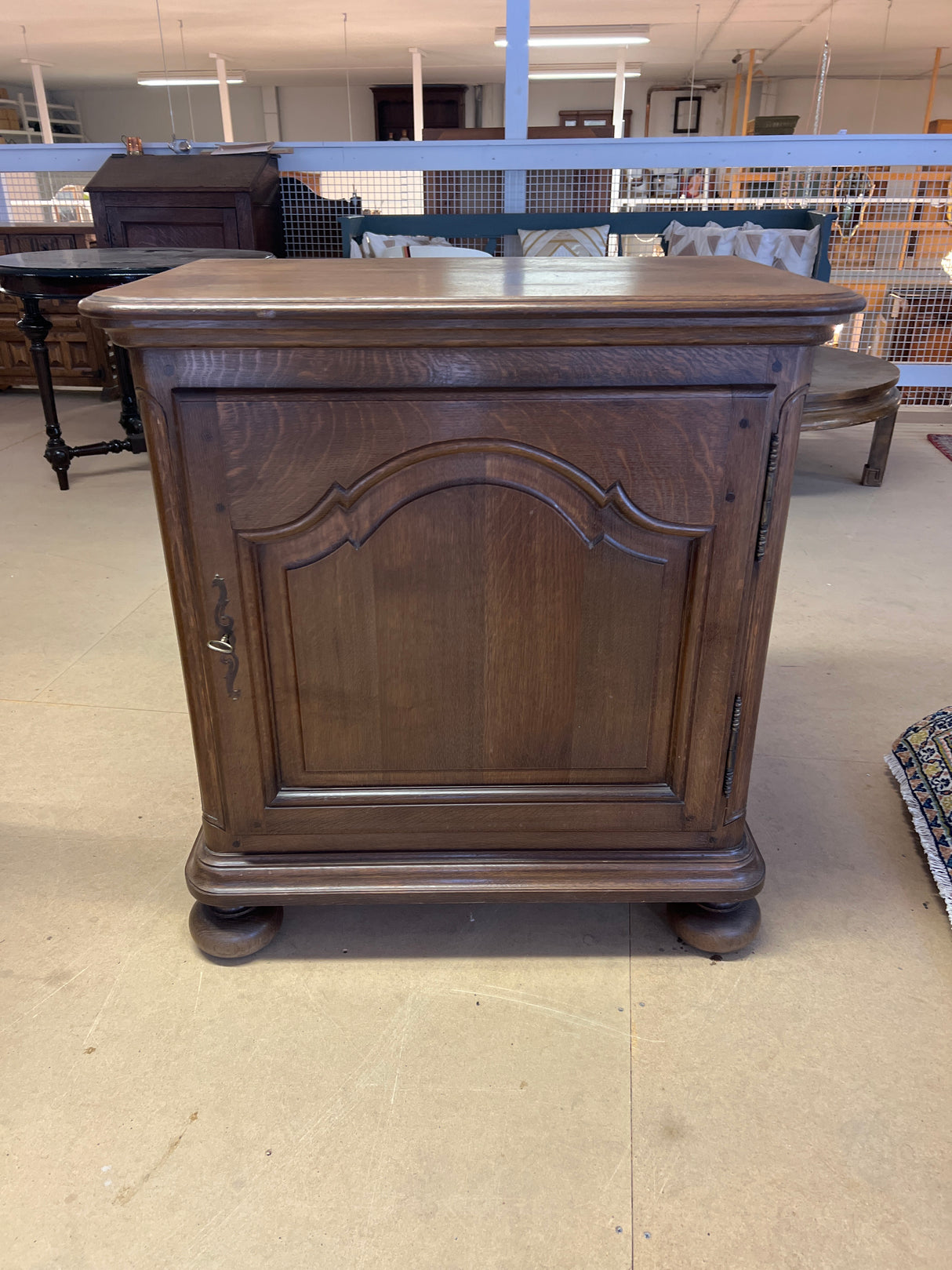 Tamminen mini barokkikaappi. L. 79,5cm, S. 52cm ja K. 84,5cm.