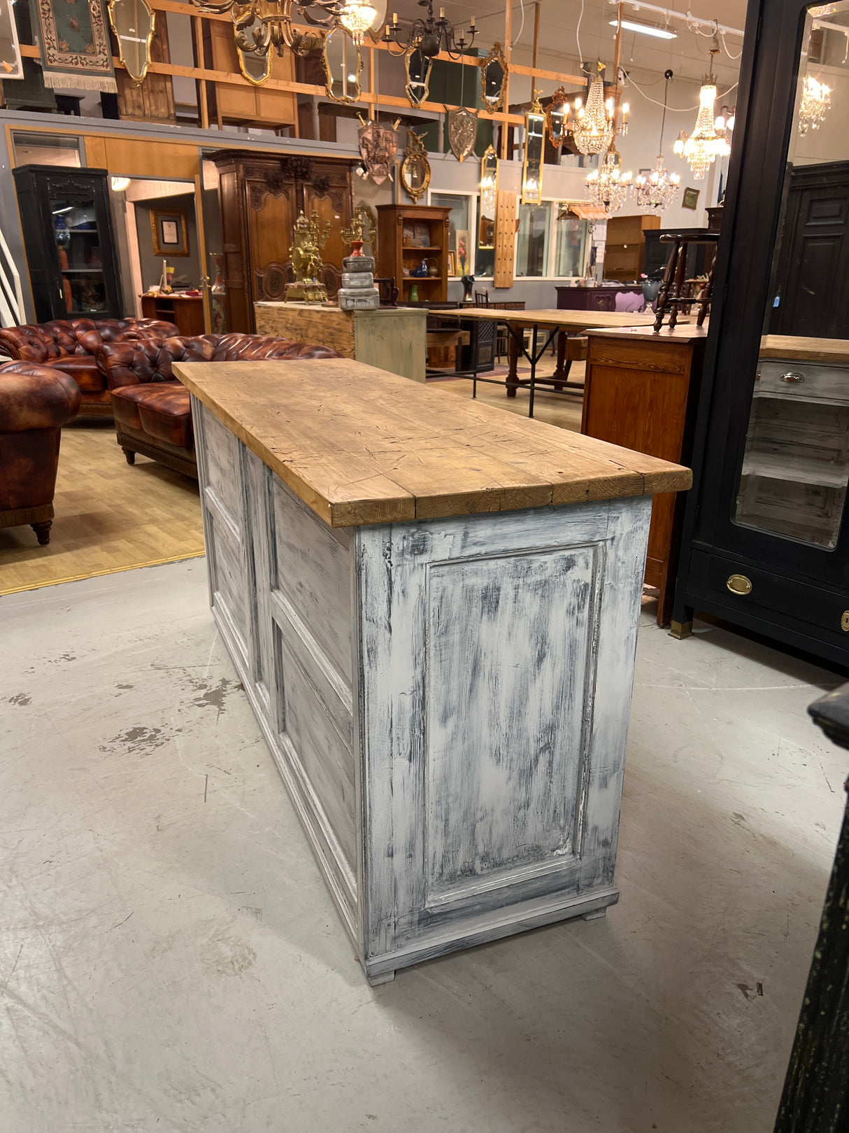 Saareke/senkki/myyntitiski L. 188,5cm, S. 60,5cm ja K. 91,5cm