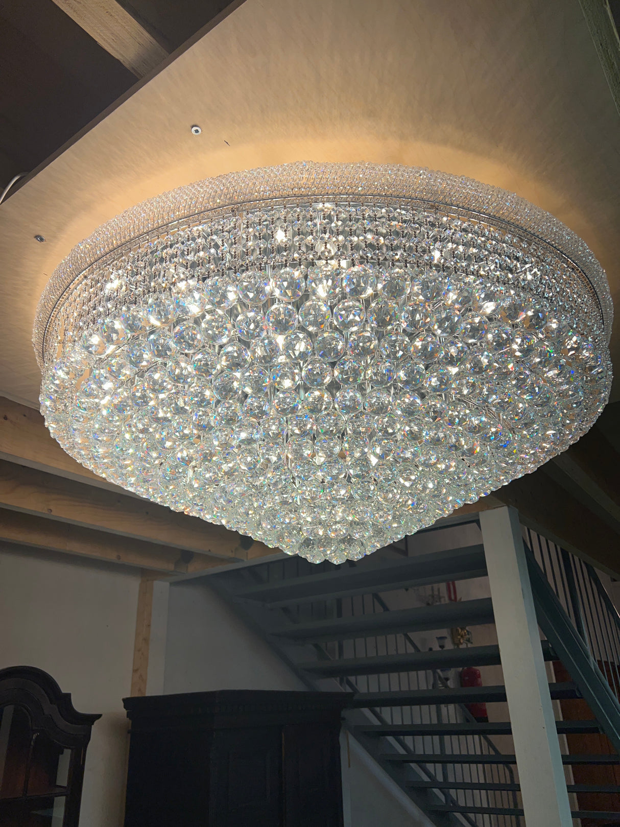 Jättimäinen kristalli plafondi😍 Halkaisija n.110cm ja korkeus katosta alimmaiseen prismaan n.42cm