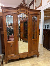 Kaunis rokokoo tammivaatekaappi L. 147cm, S. 60cm ja K. 233cm.