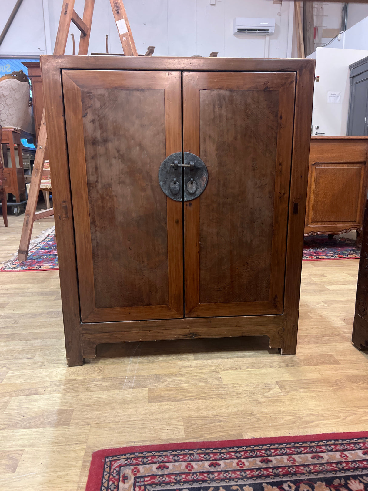 Upea kiinalainen pikkukaappi L. 71cm, S. 43cm ja K. 86cm