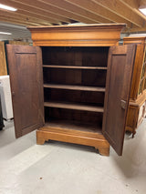 Upea tamminen liina vaatekaappi L. 127cm, S. 51cm ja K. 179,5cm