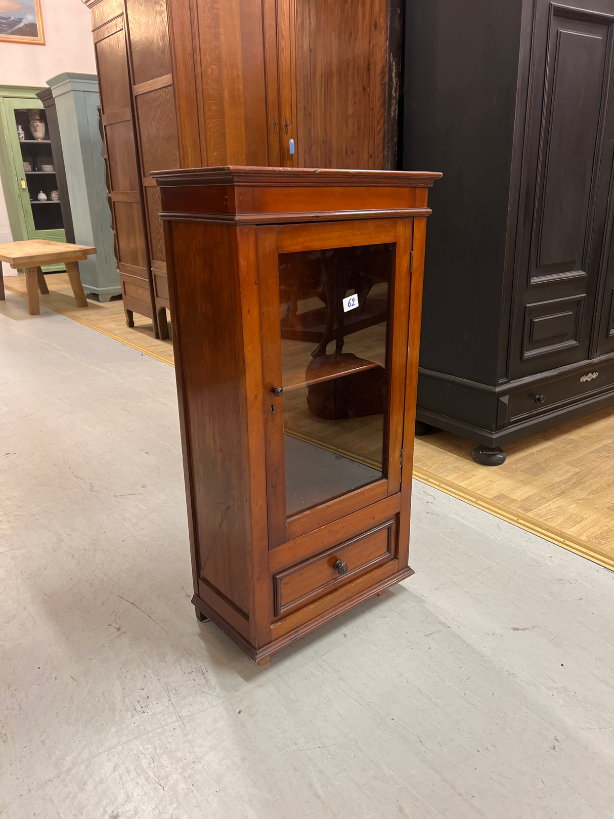 Minivitriini😍 L. 49,5cm, S. 26cm ja K. 97cm.