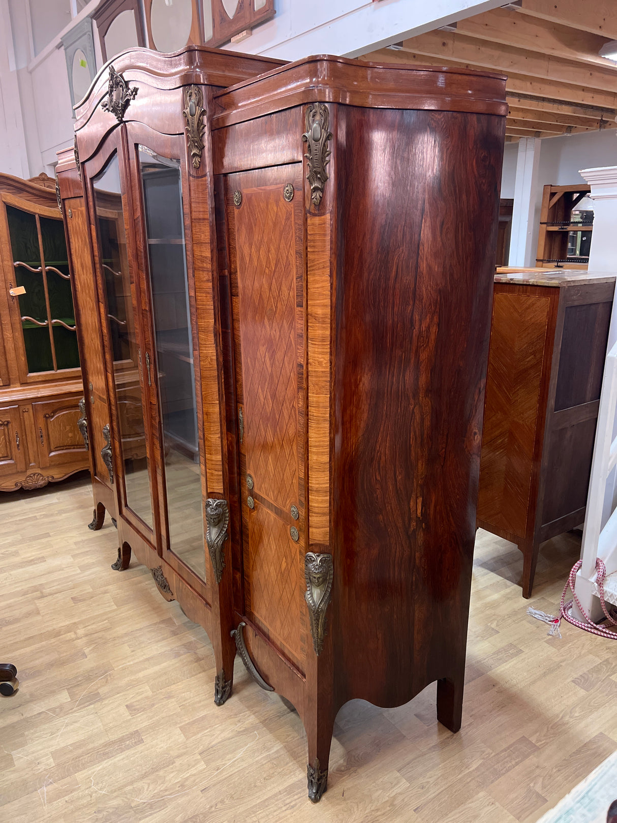 Upea ranskalainen toimiston kokonaisuus. Kirjoituspöytä, johtajan tuoli, asiakas tuoli x2 ja kirjakaappi😍