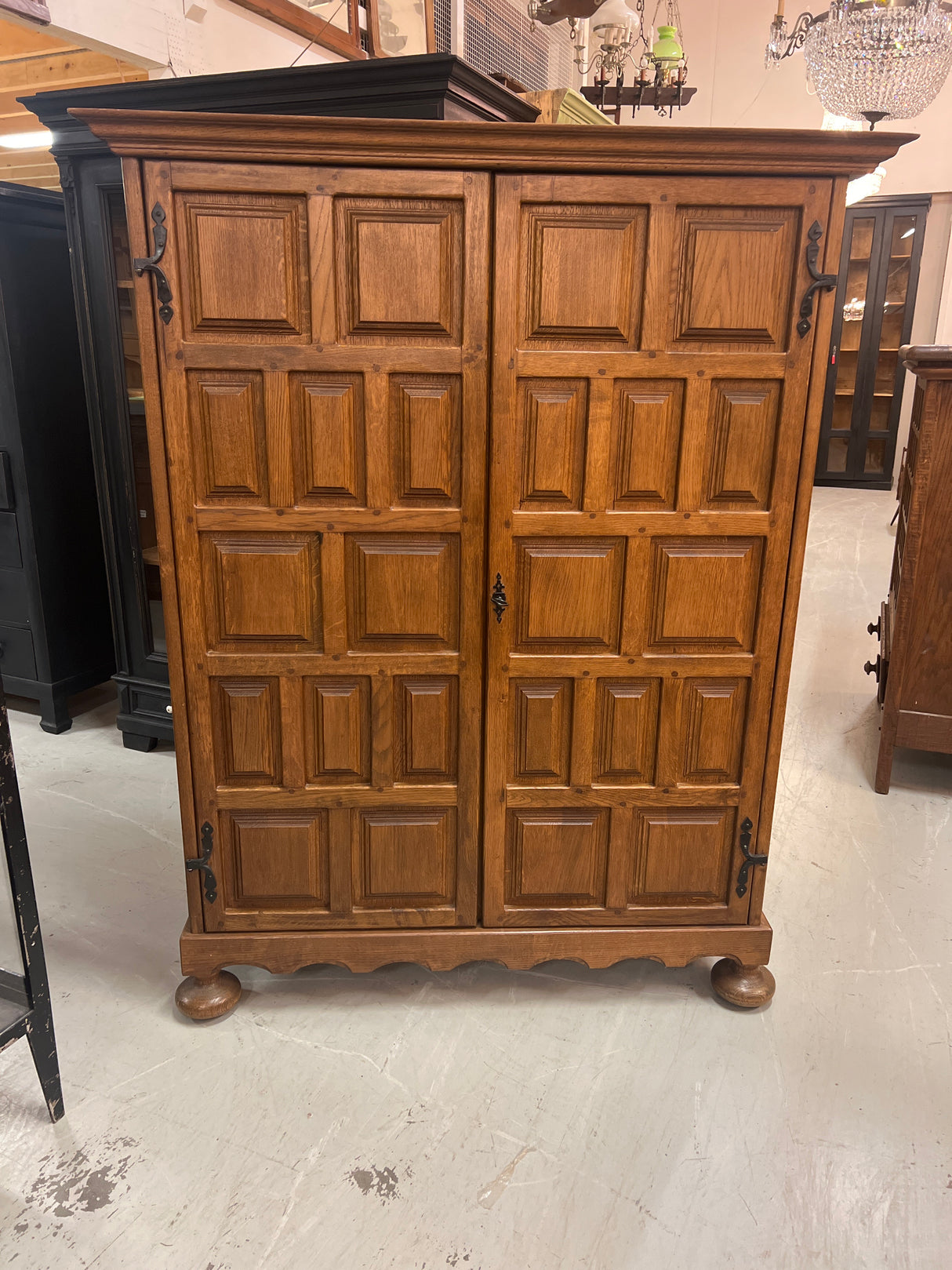 Solid oak shelving unit W. 129cm, D. 54cm and H. 163.5cm.