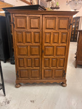 Solid oak shelving unit W. 129cm, D. 54cm and H. 163.5cm.