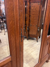 Kaunis rokokoo tammivaatekaappi L. 147cm, S. 60cm ja K. 233cm.