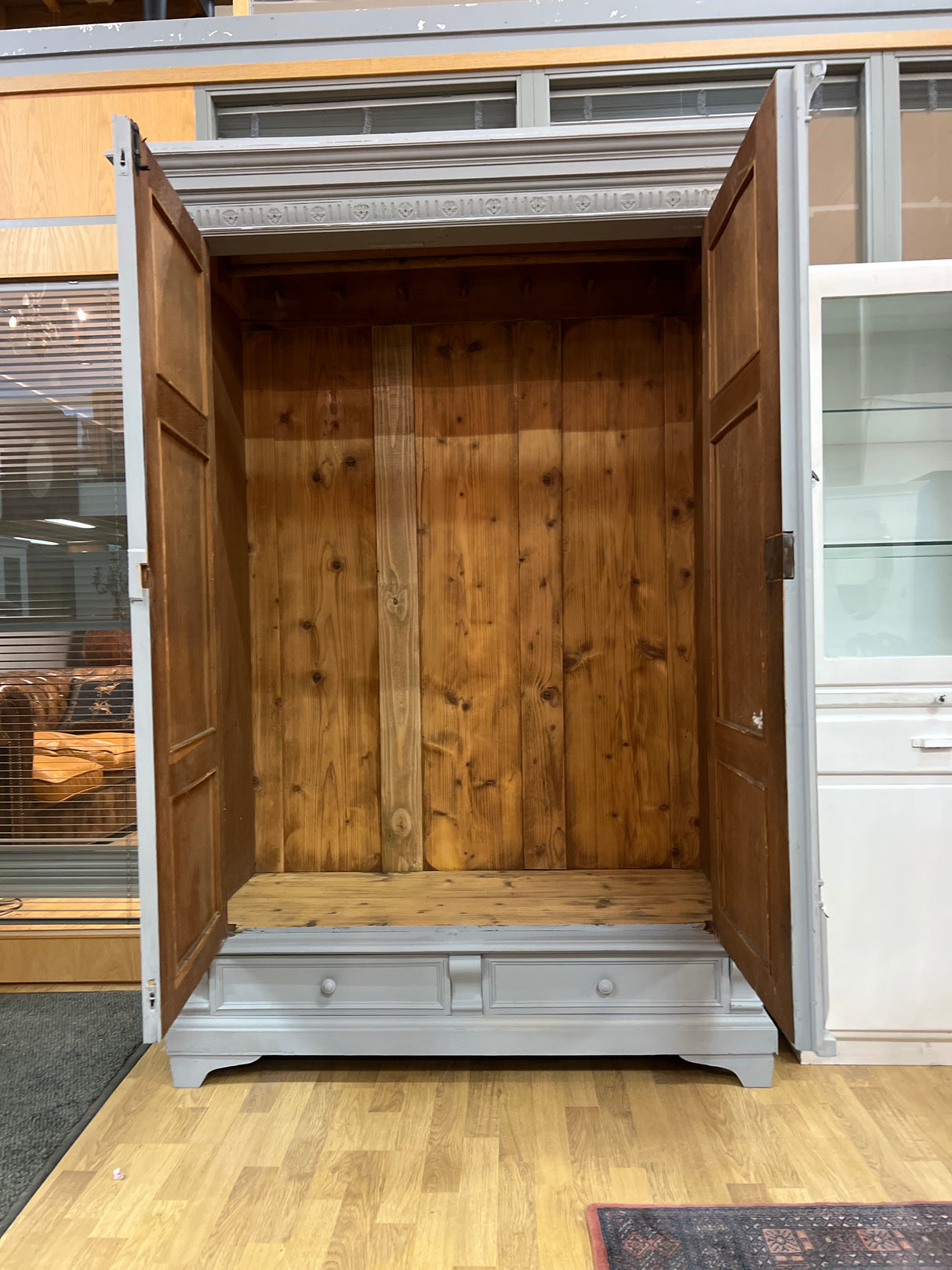 Upea helmen harmaa vaatekaappi L. 136cm, S. 62cm ja K. 193cm