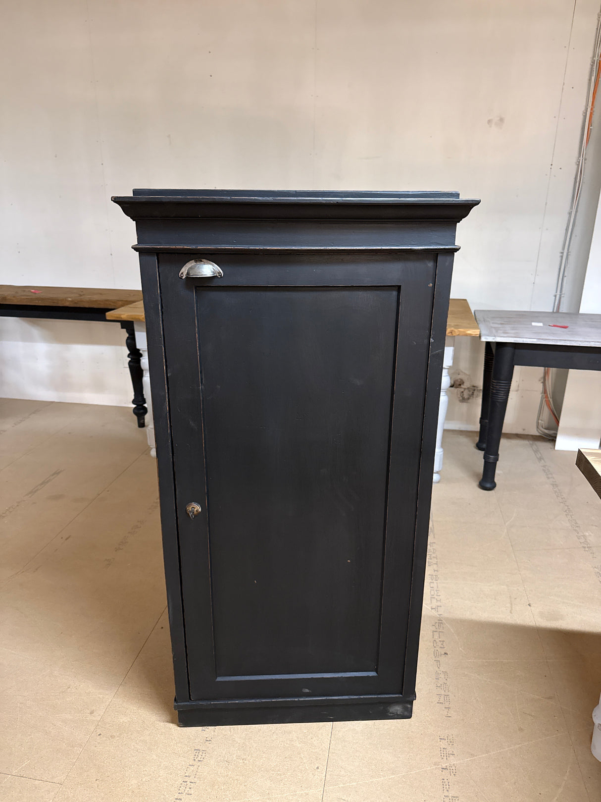 Musta pikkukaappi L.67cm, S.53.5cm, K.130cm