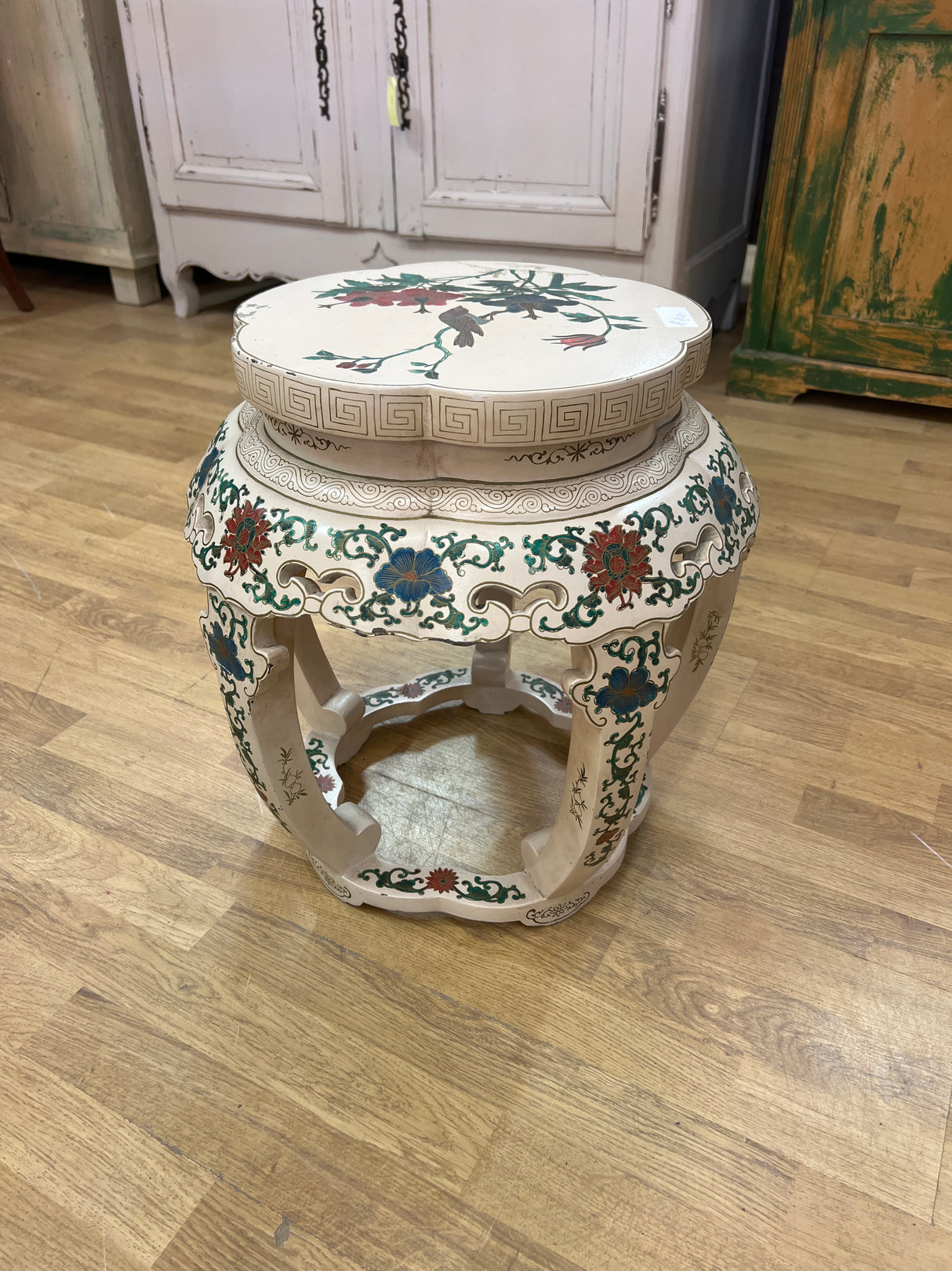 Aasialainen kukkapöytä Halk. 46cm ja K. 48cm.