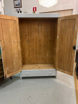 Helmenharmaa vaatekaappi L. 115cm, S. 48,5cm ja K. 190,5cm