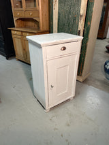 Kaunis valkoinen talonpoikais lipasto L. 56,5cm, S. 40cm ja K. 97cm.