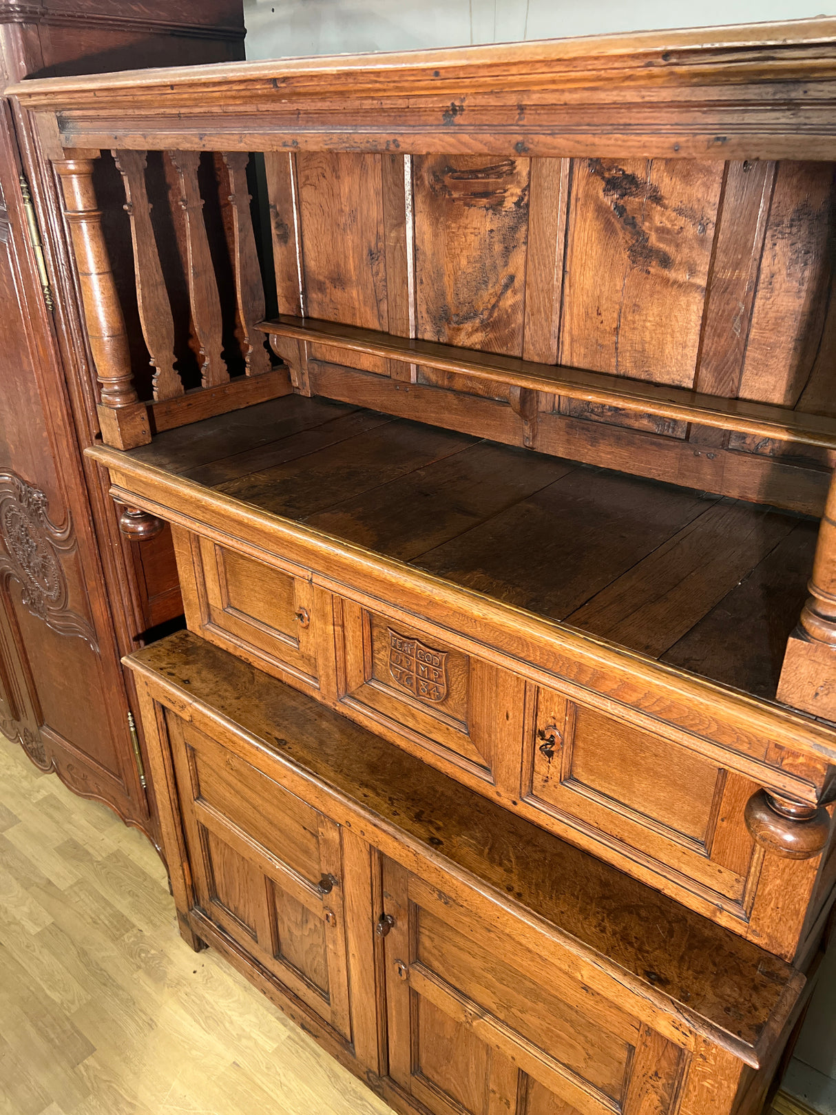 Upea antiikkikaappi L. 143cm, S. 58,5cm ja K. 199cm.