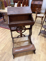 Tamminen rukouspöytä / prie-dieu L.60.5cm S.66.5cm,K.91.5cm