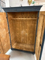 Kaunis sinisävyinen vaatekaappi L.123.5cm, S.59.5cm, K.185cm