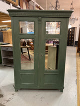 Kaunis vihreä vaatekaappi L. 124,5cm, S. 48,5cm ja K. 177cm