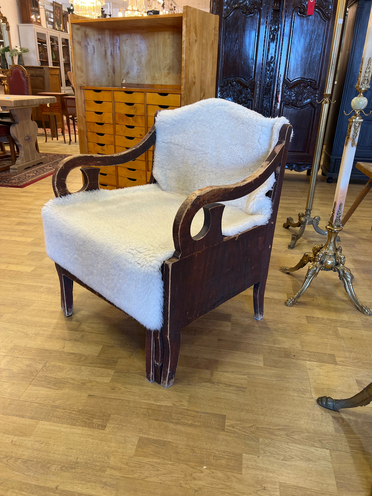 Erikoisen hieno päästävedettävä sänkytuoli L. 72,5cm, S. 62,5cm ja K. 92cm