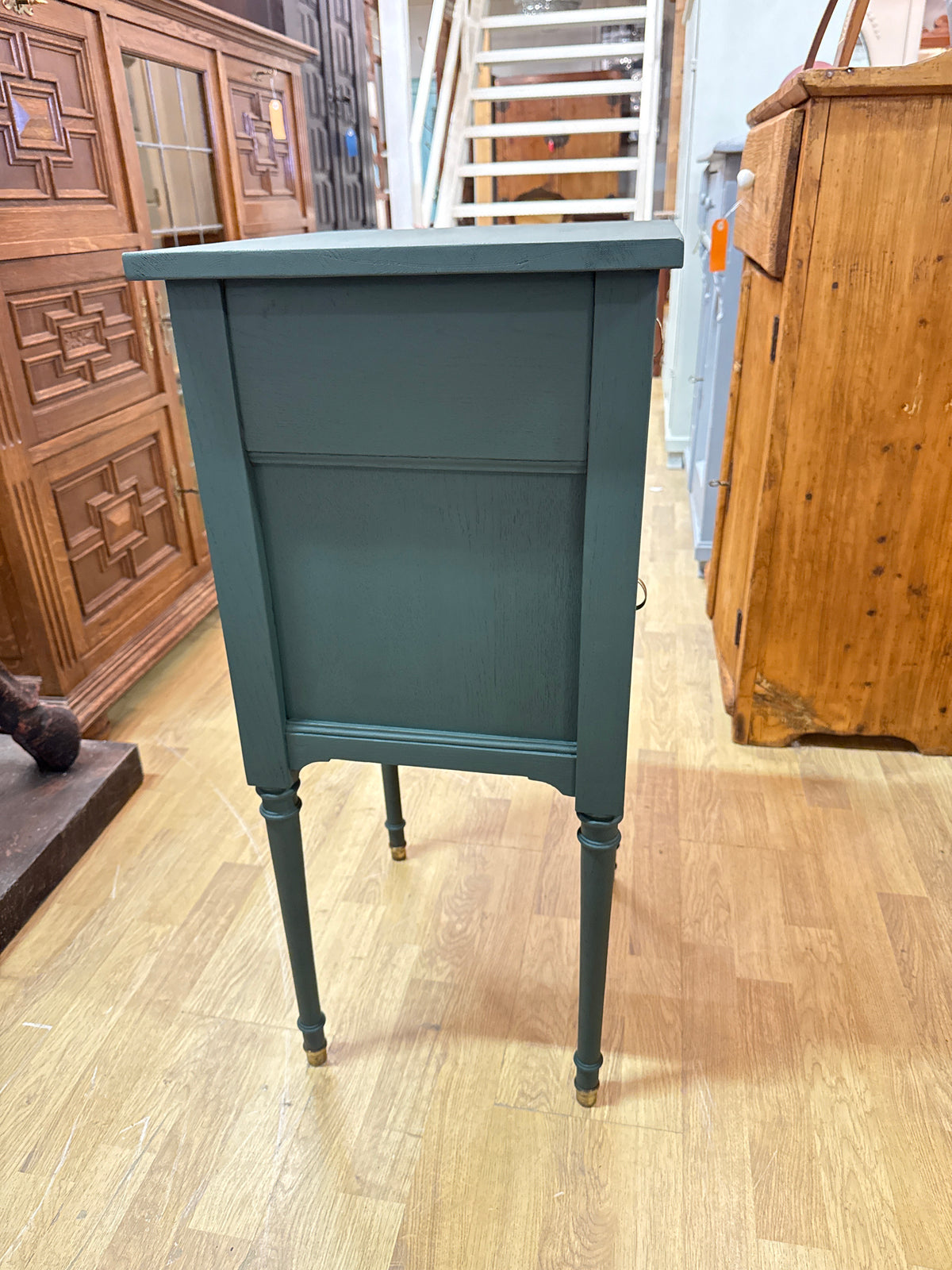 Huikea yöpöytä/pikkukaappi L.44cm,S.37.5cm,K.82.5cm