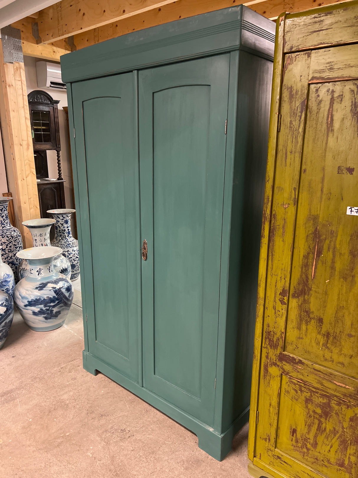 Tyylikäs vaatekaappi L. 111cm, S. 48cm ja K. 192,5cm.